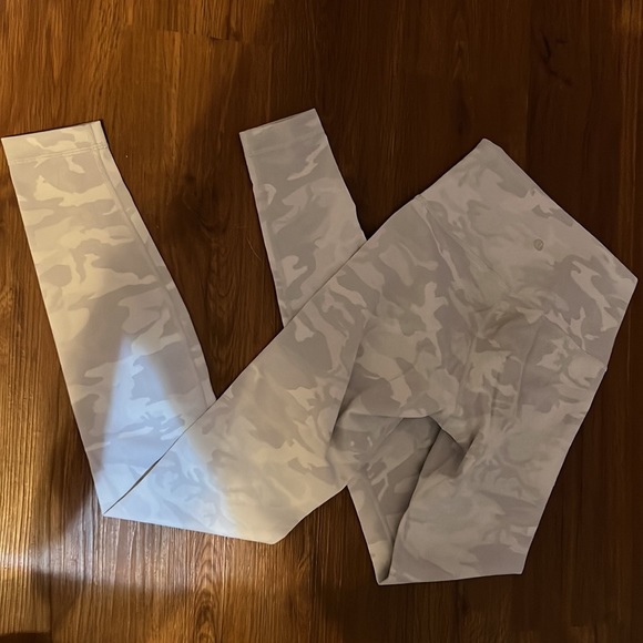 Lululemon Wunder Unders - Picture 3 of 4